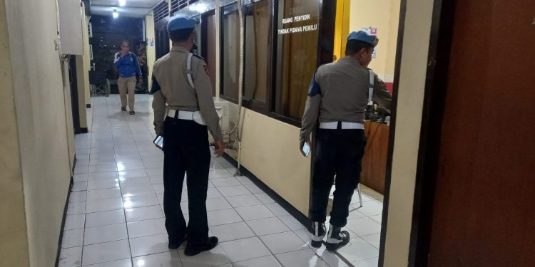 Dini Hari, Provos Cek Anggota dan Ruangan Polres Ngawi