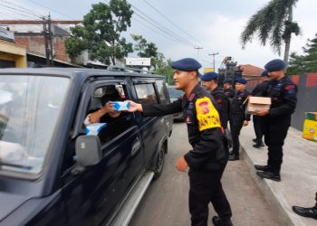 SAT BRIMOB POLDA  JABAR BAGIKAN TAKJIL UNTUK MASYARAKAT YANG MELINTAS DI JALAN RAYA, SAAT BULAN SUCI RAMADHAN