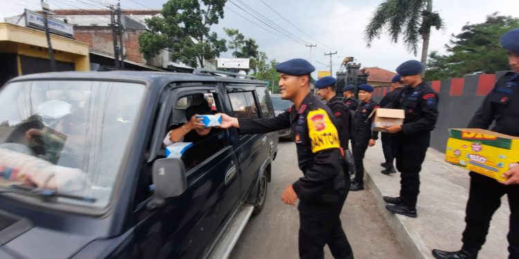 SAT BRIMOB POLDA JABAR BAGIKAN TAKJIL UNTUK MASYARAKAT YANG MELINTAS DI JALAN RAYA, SAAT BULAN SUCI RAMADHAN