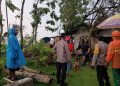 Sigap, Polisi Ngawi Bantu Evakuasi Pohon Tumbang di Kedunggalar