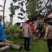 Sigap, Polisi Ngawi Bantu Evakuasi Pohon Tumbang di Kedunggalar