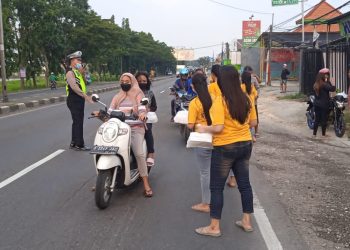 Bulan suci ramadhan cafe kembang jati bagi bagi takjil .