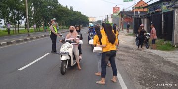 Bulan suci ramadhan cafe kembang jati bagi bagi takjil .
