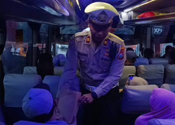 Jelang Sahur, Polres Ngawi Tebar Kurma untuk Penumpang Bis