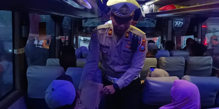 Jelang Sahur, Polres Ngawi Tebar Kurma untuk Penumpang Bis