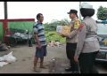 ANGGOTA POLSEK KEPANJENKIDUL MELAKSANAKAN JUMAT BERKAH BERBAGI PAKET SEMBAKO DENGAN WARGA KURANG MAMPU
