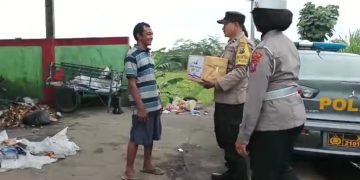 ANGGOTA POLSEK KEPANJENKIDUL MELAKSANAKAN JUMAT BERKAH BERBAGI PAKET SEMBAKO DENGAN WARGA KURANG MAMPU