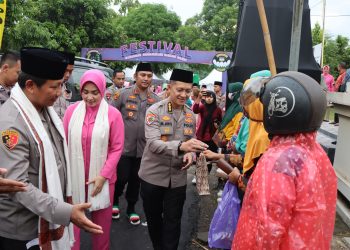 Ketua Bhayangkari Daerah Jawa Timur bagikan 300 Takjil Gratis kepada Warga Ngawi