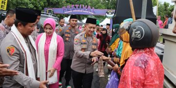 Ketua Bhayangkari Daerah Jawa Timur bagikan 300 Takjil Gratis kepada Warga Ngawi