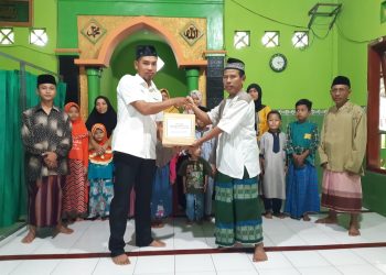 Perhutani Saradan Bagikan Mushaf Qur’an Kepada TPQ Al Bachruddin