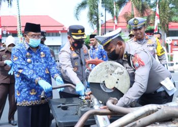 Polres Blitar Kota Musnahkan Barang Bukti Ribuan Botol Miras dan Puluhan Kilogram Bubuk Mercon sampai Knalpot Brong