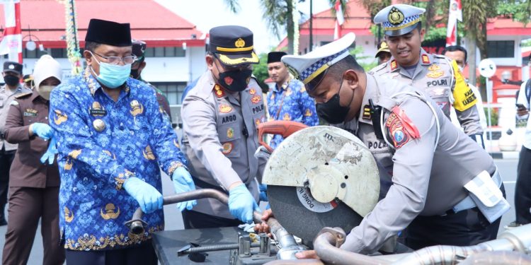 Polres Blitar Kota Musnahkan Barang Bukti Ribuan Botol Miras dan Puluhan Kilogram Bubuk Mercon sampai Knalpot Brong