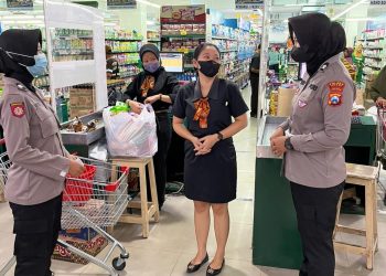 Polwan Polres Ngawi Blusukan ke Pasar, Beri Jaminan Kamtibmas Jelang Lebaran