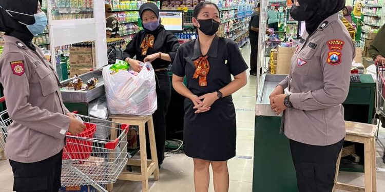 Polwan Polres Ngawi Blusukan ke Pasar, Beri Jaminan Kamtibmas Jelang Lebaran