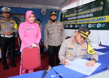 Berikan Rasa Aman dan Nyaman Kepada Para Pemudik, Kapolres di Danpingi Ketua Bhayangkari Lakukan Pengecekan Pos PAM.
