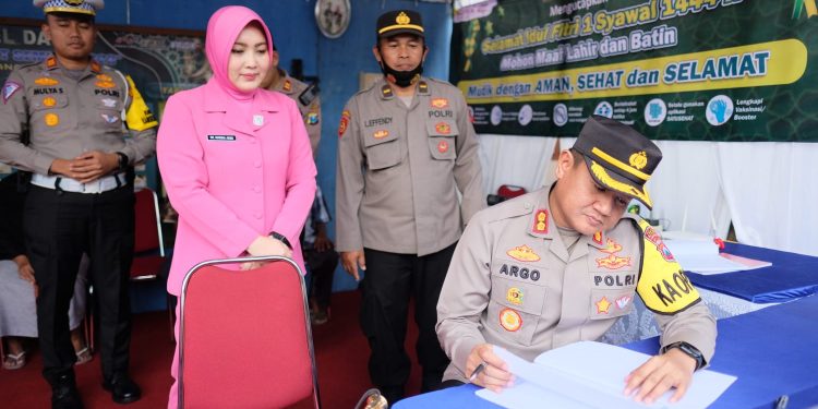 Berikan Rasa Aman dan Nyaman Kepada Para Pemudik, Kapolres di Danpingi Ketua Bhayangkari Lakukan Pengecekan Pos PAM.