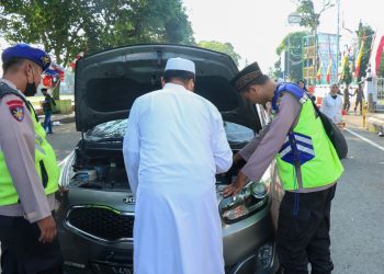 Aksi Sigap Personel Polres Batang Bantu Mobil Pemudik Mogok