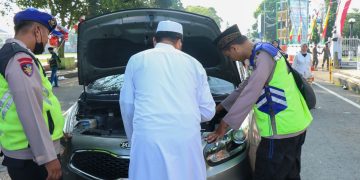Aksi Sigap Personel Polres Batang Bantu Mobil Pemudik Mogok
