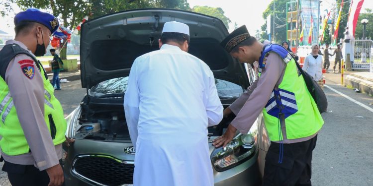 Aksi Sigap Personel Polres Batang Bantu Mobil Pemudik Mogok