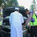 Aksi Sigap Personel Polres Batang Bantu Mobil Pemudik Mogok