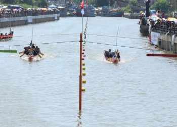 Lomba Dayung Tradisional di Batang Kian Meriah dengan Arena Perlombaan Baru