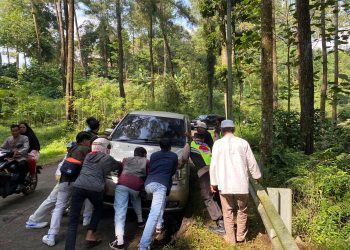 Warga Apresiasi  Aksi  Humanis Polisi   Sedang Membantu Mobil Mogok.