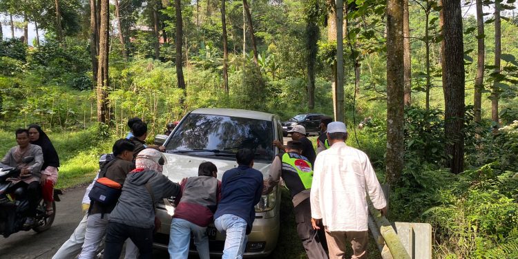 Warga Apresiasi  Aksi  Humanis Polisi   Sedang Membantu Mobil Mogok.