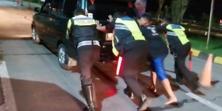 Kabid Humas Polda Jabar : Tanggap situasi, Polisi  Pam Rest area 208B arus balik. Bantu mobil mogok
