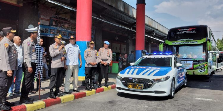 Polres Ngawi Berangkatkan 6 Bus Gratis, Layani Masyarakat Yang Mudik Balik ke Jakarta