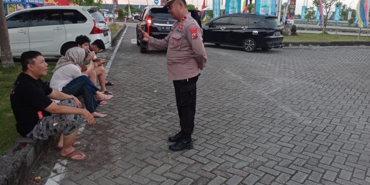 Peduli Pemudik, Polres Ngawi Beri Imbauan dan Dengarkan Keluhan di Jumat Curhat
