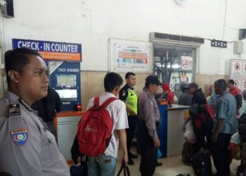 Jaga Stabilitas Keamanan,  Polsek Kepanjenkidul  Patroli Di Seputar Stasiun Kota Blitar.