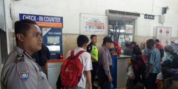 Jaga Stabilitas Keamanan,  Polsek Kepanjenkidul  Patroli Di Seputar Stasiun Kota Blitar.