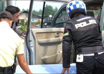 Kabid Humas Polda Jabar : Polisi  Bantu Kawal Pasien Pederita Sakit Paru, Saat Sedang di Berlakukan One Way