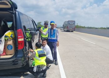 Tim Urai Sat Lantas Polres Kendal Sigap Bantu Pemudik Yang Alami Pecah Ban di Tol KM 400