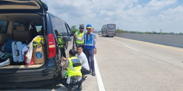 Tim Urai Sat Lantas Polres Kendal Sigap Bantu Pemudik Yang Alami Pecah Ban di Tol KM 400