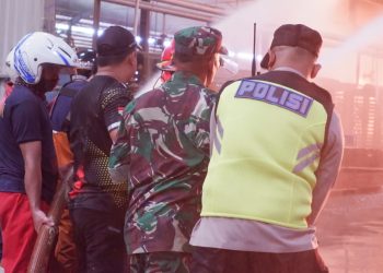 Personel TNI Polri Bersama Damkar Berjibaku Padamkan Kobaran Api