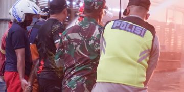 Personel TNI Polri Bersama Damkar Berjibaku Padamkan Kobaran Api