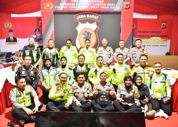 *KAPOLDA JABAR PANTAU KONDISI ARUS LALU LINTAS DAN PERSONEL YANG BERTUGAS PADA AKHIR PELAKSANAAN OPS KETUPAT LODAYA 2023 DI POS PAM KM 62 B*