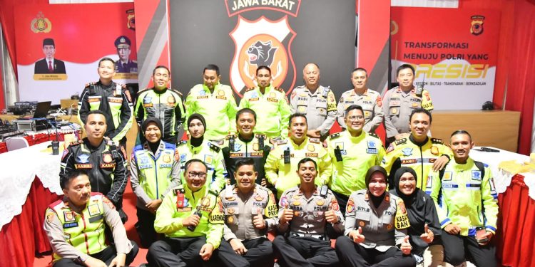 *KAPOLDA JABAR PANTAU KONDISI ARUS LALU LINTAS DAN PERSONEL YANG BERTUGAS PADA AKHIR PELAKSANAAN OPS KETUPAT LODAYA 2023 DI POS PAM KM 62 B*