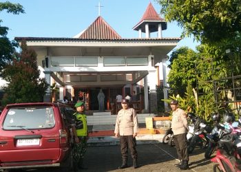 Polri dan TNI di Ngawi Kompak Laksanakan Pengamanan Kebaktian Isa Almasih