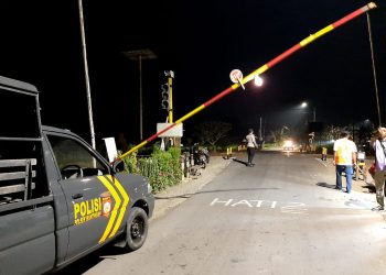 Cegah Kecelakaan di Ngawi, Polisi Patroli Paling Pintu Rel KA Manual