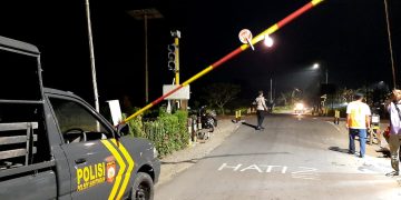 Cegah Kecelakaan di Ngawi, Polisi Patroli Paling Pintu Rel KA Manual