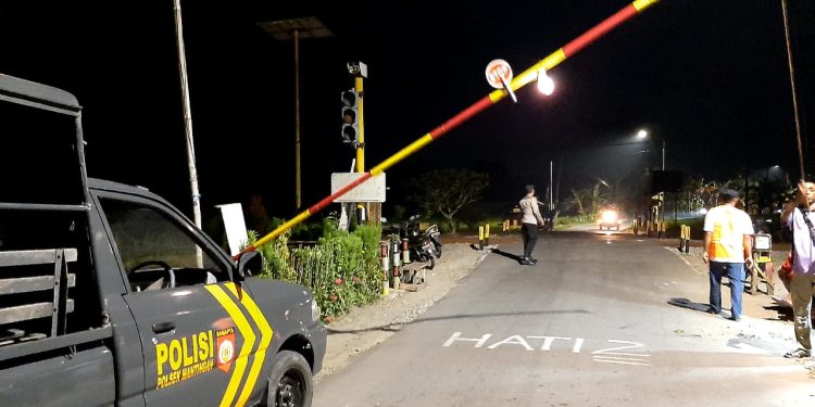 Cegah Kecelakaan di Ngawi, Polisi Patroli Paling Pintu Rel KA Manual