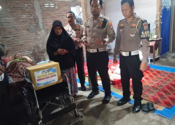 Polres Ngawi Bantu Kursi Roda pada Korban Laka Lantas