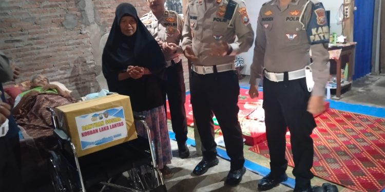 Polres Ngawi Bantu Kursi Roda pada Korban Laka Lantas