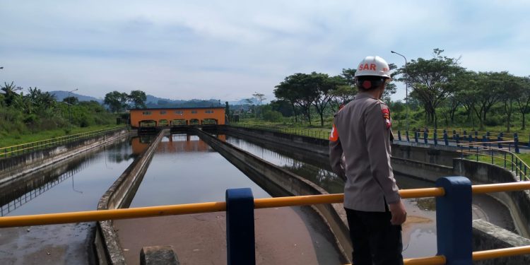 SAT BRIMOB POLDA JABAR PATROLI KE BENDUNGAN COPONG GUNA PANTAU DEBIT AIR*