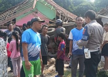 Kabid Humas Polda Jabar : Polisi Gelar Olah TKP Laka Lantas Sebuah Truk Menabrak Bangunan Rumah di Tenjolaya Ciampea Kabupaten Bogor*