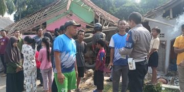 Kabid Humas Polda Jabar : Polisi Gelar Olah TKP Laka Lantas Sebuah Truk Menabrak Bangunan Rumah di Tenjolaya Ciampea Kabupaten Bogor*