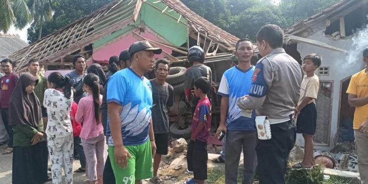 Kabid Humas Polda Jabar : Polisi Gelar Olah TKP Laka Lantas Sebuah Truk Menabrak Bangunan Rumah di Tenjolaya Ciampea Kabupaten Bogor*