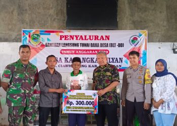 *Kabid Humas Polda Jabar : Bhabinkamtibmas dan Babinsa Ciawigebang Salurkan BLT-DD kepada 26 Keluarga Penerima di Desa Karangkamulyan*